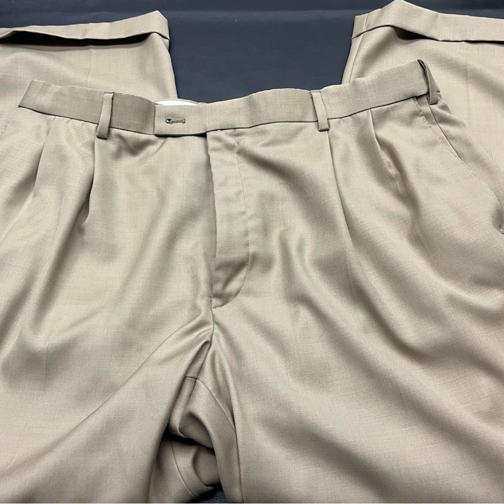 Mens’s Croft & Barrow pants - Size 40/29 - Gently worn - Picture 2 of 8